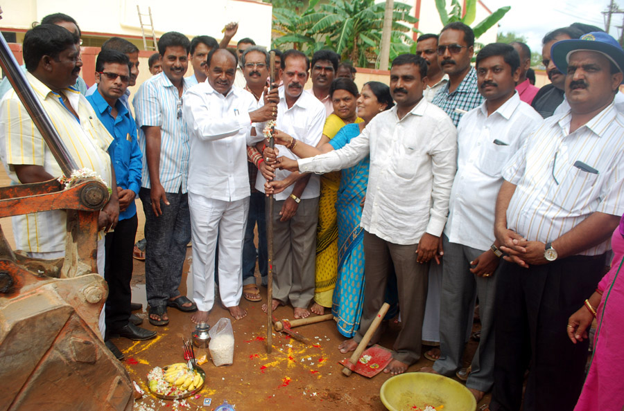 2 ಕೋಟಿ ರೂ. ವೆಚ್ಚದಲ್ಲಿ ನಿರ್ಮಾಣಗೊಳ್ಳುತ್ತಿರುವ ರಸ್ತೆ ಕಾಮಗಾರಿಗೆ ಶಾಸಕ ಸಿ.ಪುಟ್ಟರಂಗಶೆಟ್ಟಿ ಚಾಲನೆ